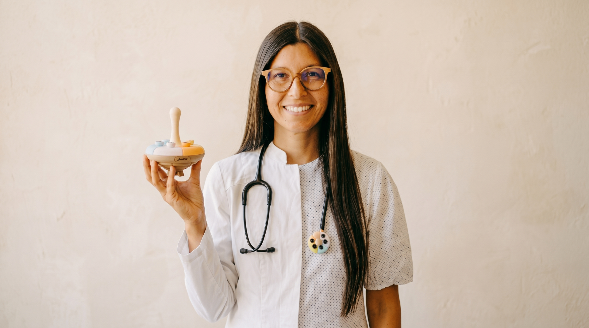Dr. med. Julia Sattelberger, Gründerin von juturn, mit einem juturn-Kreisel in der Hand